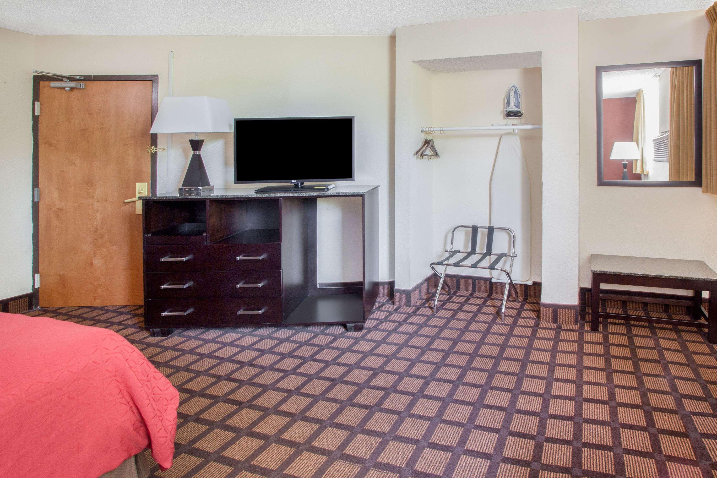 Super 8 By Wyndham Chicago Il Hotel Bagian luar foto