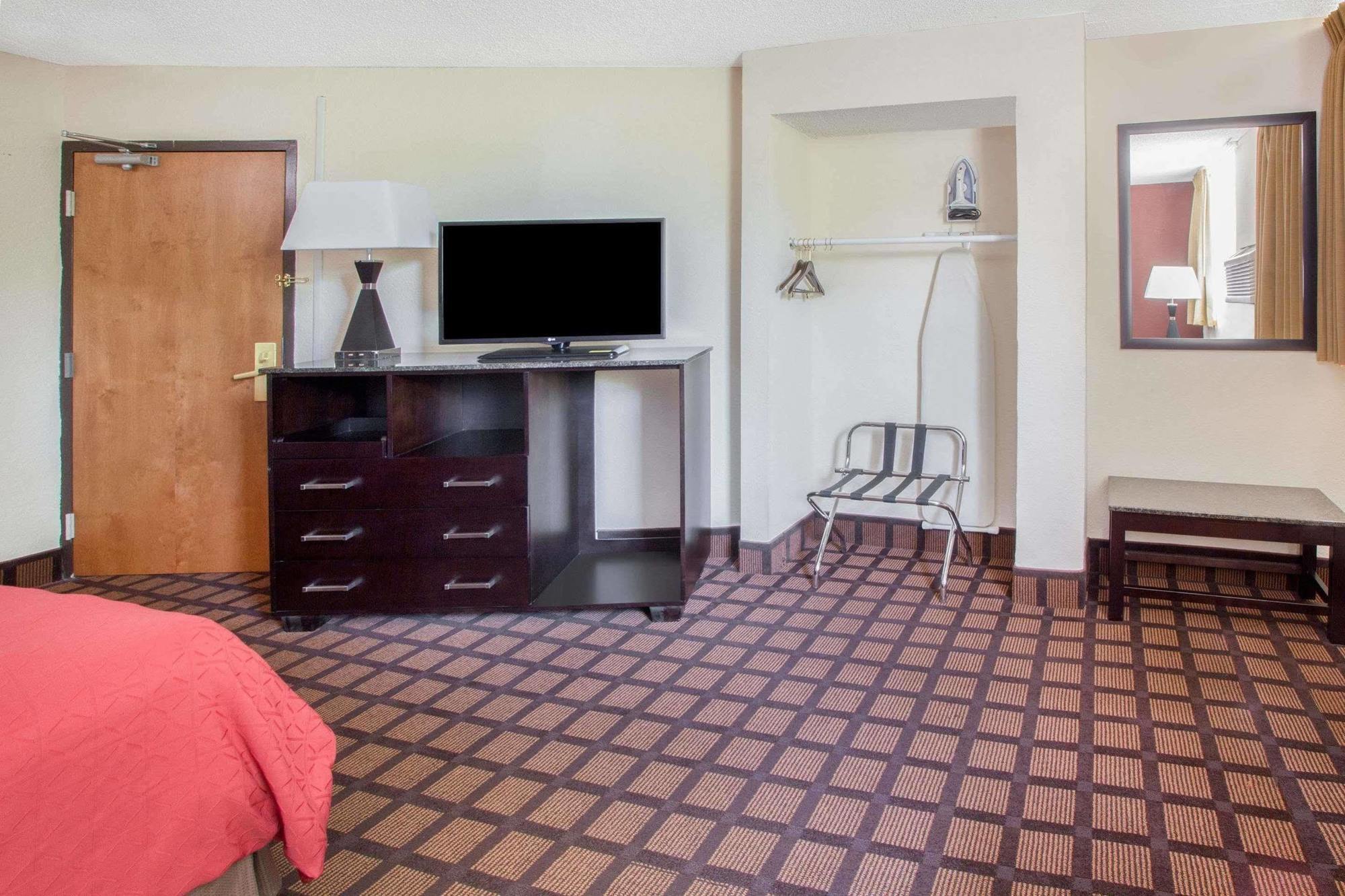 Super 8 By Wyndham Chicago Il Hotel Bagian luar foto